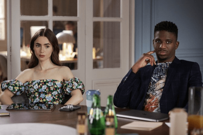 o choque cultural entre uma novata publicitária dentro de uma empresa estrangeira é o fio condutor da série Emily in Paris