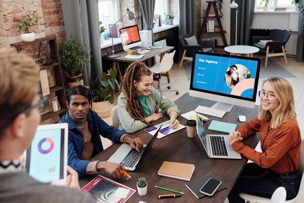 marketing digital envolve, entre outras coisas, tráfego pago, mídias sociais, SEO e ads em redes famosas