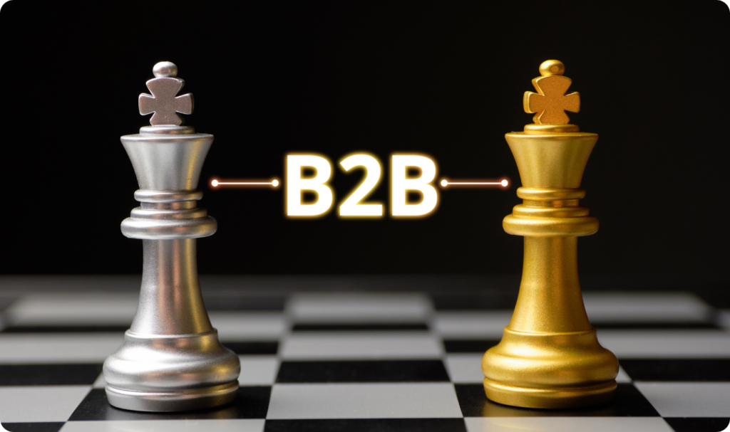 Dois reis de um jogo de xadrez, um prateado e um dourado, estão posicionados frente a frente em um tabuleiro quadriculado. Entre as duas peças, a sigla "B2B" brilha em letras douradas, conectada aos reis por finas linhas de luz. O fundo é preto e sólido, criando um contraste que destaca a ideia de confronto estratégico, inteligência de mercado e a importância das decisões de alto nível no setor de vendas entre empresas.